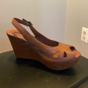 Brown wedge